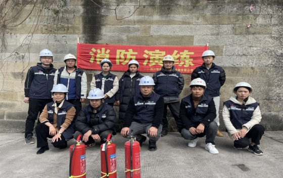 　　為進(jìn)一步提高公司員工消防安全意識(shí)及火災(zāi)應(yīng)急處置能力，加強(qiáng)和規(guī)范本公司消防管理，預(yù)防和減少火災(zāi)危害。3月18日，公司組織開(kāi)展消防安全知識(shí)培訓(xùn)演練。　　通過(guò)采取消防安全知識(shí)講解、火災(zāi)視頻播放、最新火災(zāi)案例講解分析、消防器材操作培訓(xùn)、現(xiàn)場(chǎng)提問(wèn)等多種方式傳授消防知識(shí)，讓所有參會(huì)員工學(xué)到了更多有關(guān)火災(zāi)的預(yù)防知識(shí)以及火情發(fā)生后的自救、逃生知識(shí)。本次學(xué)習(xí)使大家對(duì)消防安全管理工作責(zé)任的重要性和消防培訓(xùn)工作的重